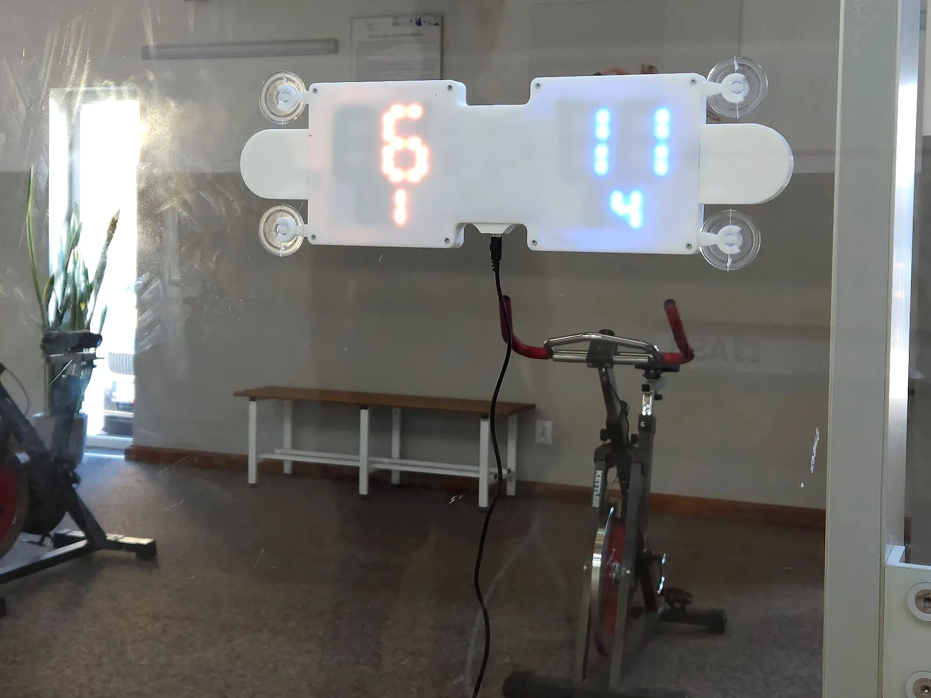 The court-side display shows the same score as the corridor side